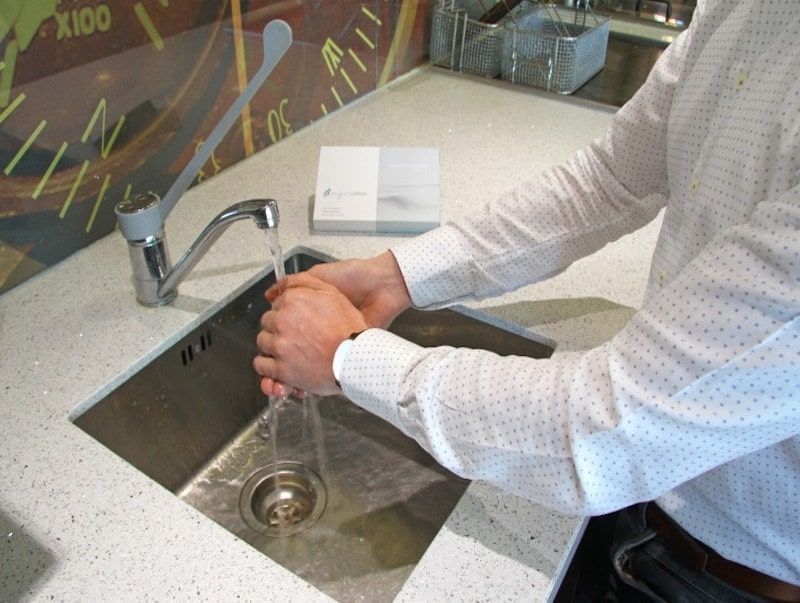 Vor der Entnahme der Testprobe ist es wichtig, dass die Hände gründlich gewaschen werden.