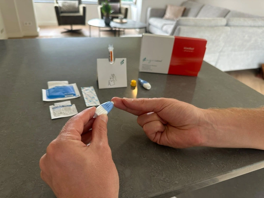 Nimm deine Probe für den PSA-Test per Fingerstich zu Hause ab